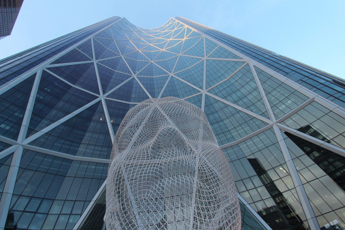 Una faccia tecnologica davanti un edificio rappresentando la presenza della tecnologia nel mercato immobiliare