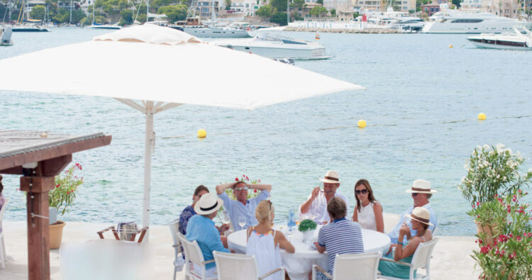 Persone rilassando in Port Andratx, Spagna