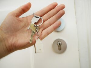 Le mani degli inquilini che tengono la chiave dell'appartamento in affitto