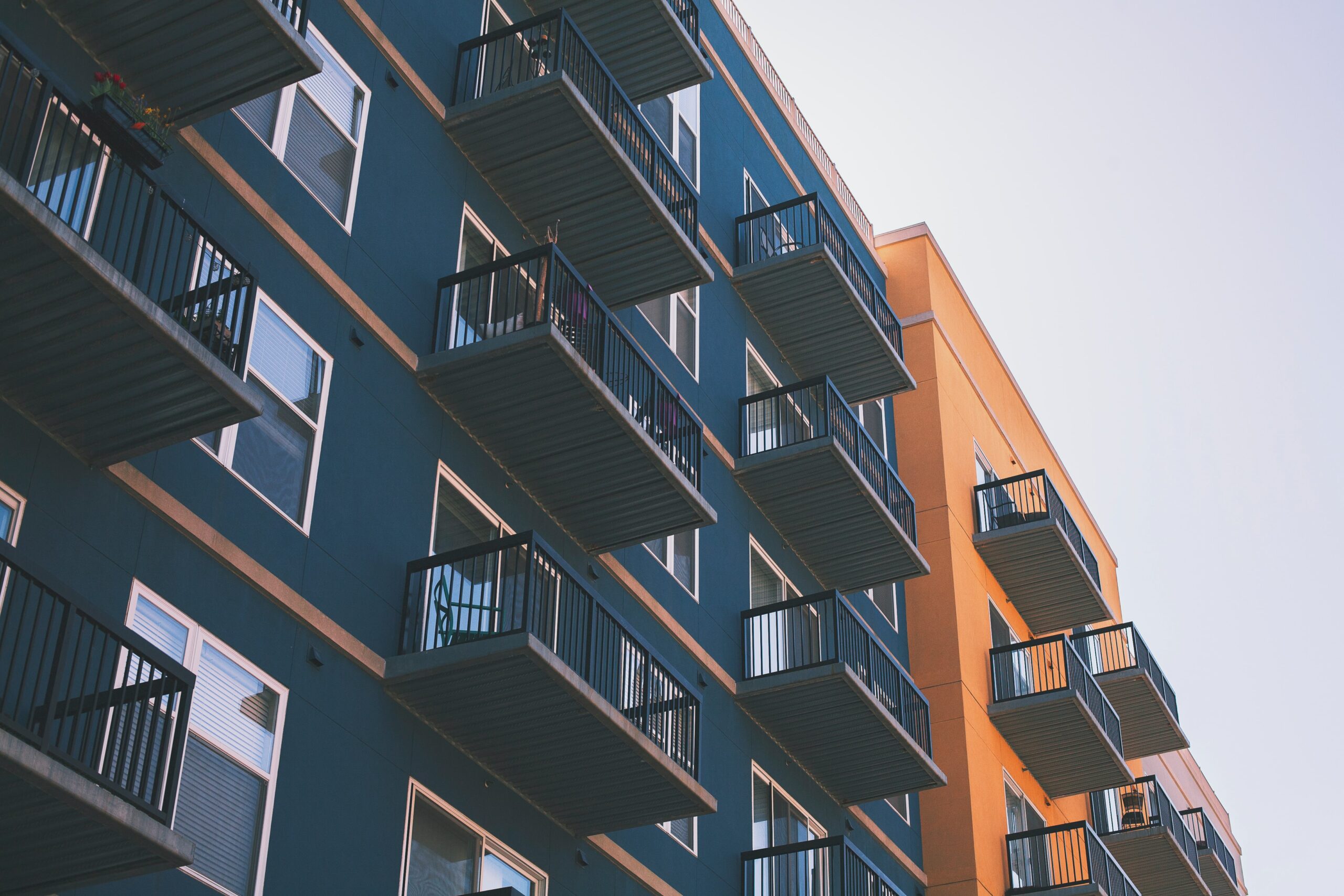 investimento immobiliare su un edificio con balconi