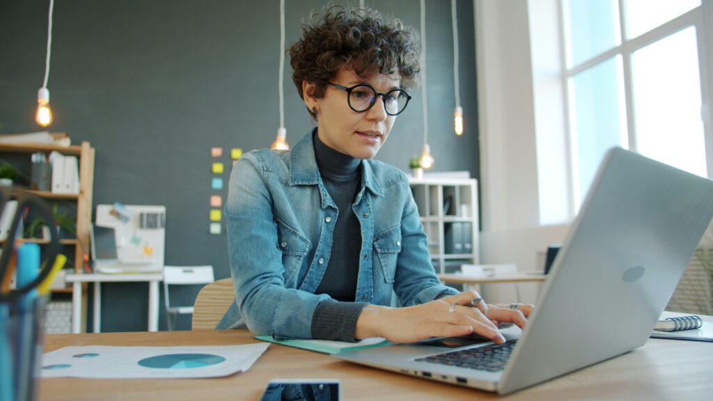 professionista del settore immobiliare che analizza l'andamento dei prezzi degli immobili